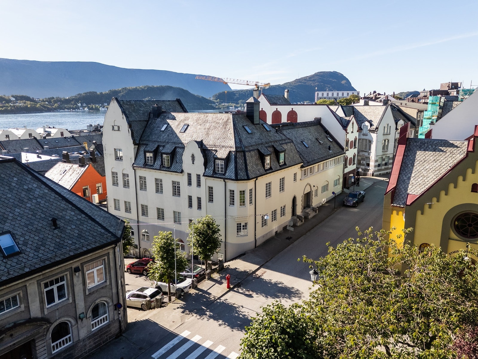 Bygården har en sentral og populær beliggenhet i bysentrum med kort veg til det aller meste en trenger i hverdagen Galleribilde