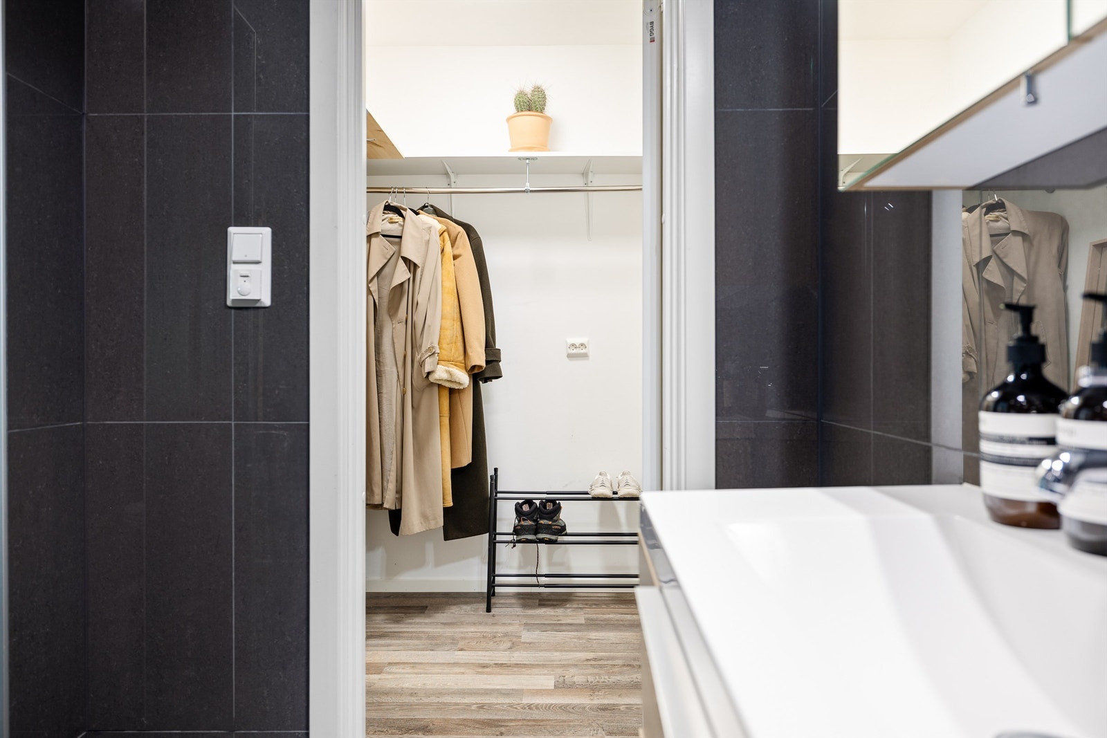 Med direkte tilkomst fra badet, har leiligheten en praktisk innvendig bod Galleribilde