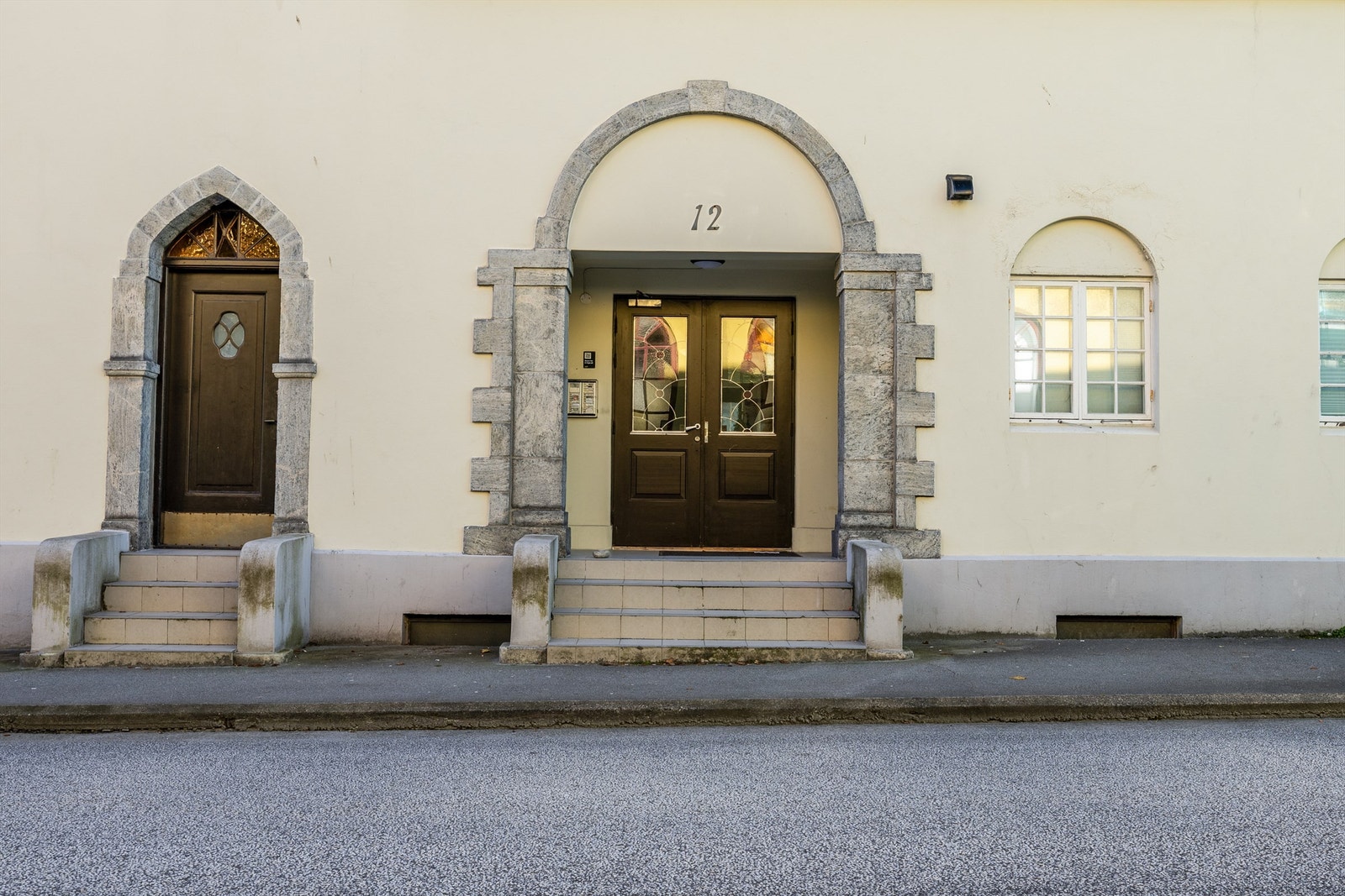 Sjarmerende inngangsparti - det er porttelefon til leilighetene Galleribilde