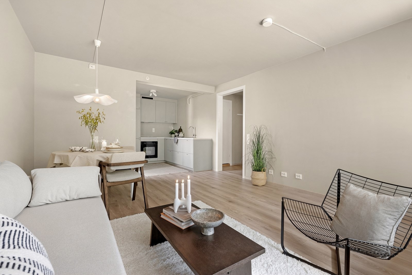 Det er god plass til både sofa- og spisegruppe i stuen Galleribilde