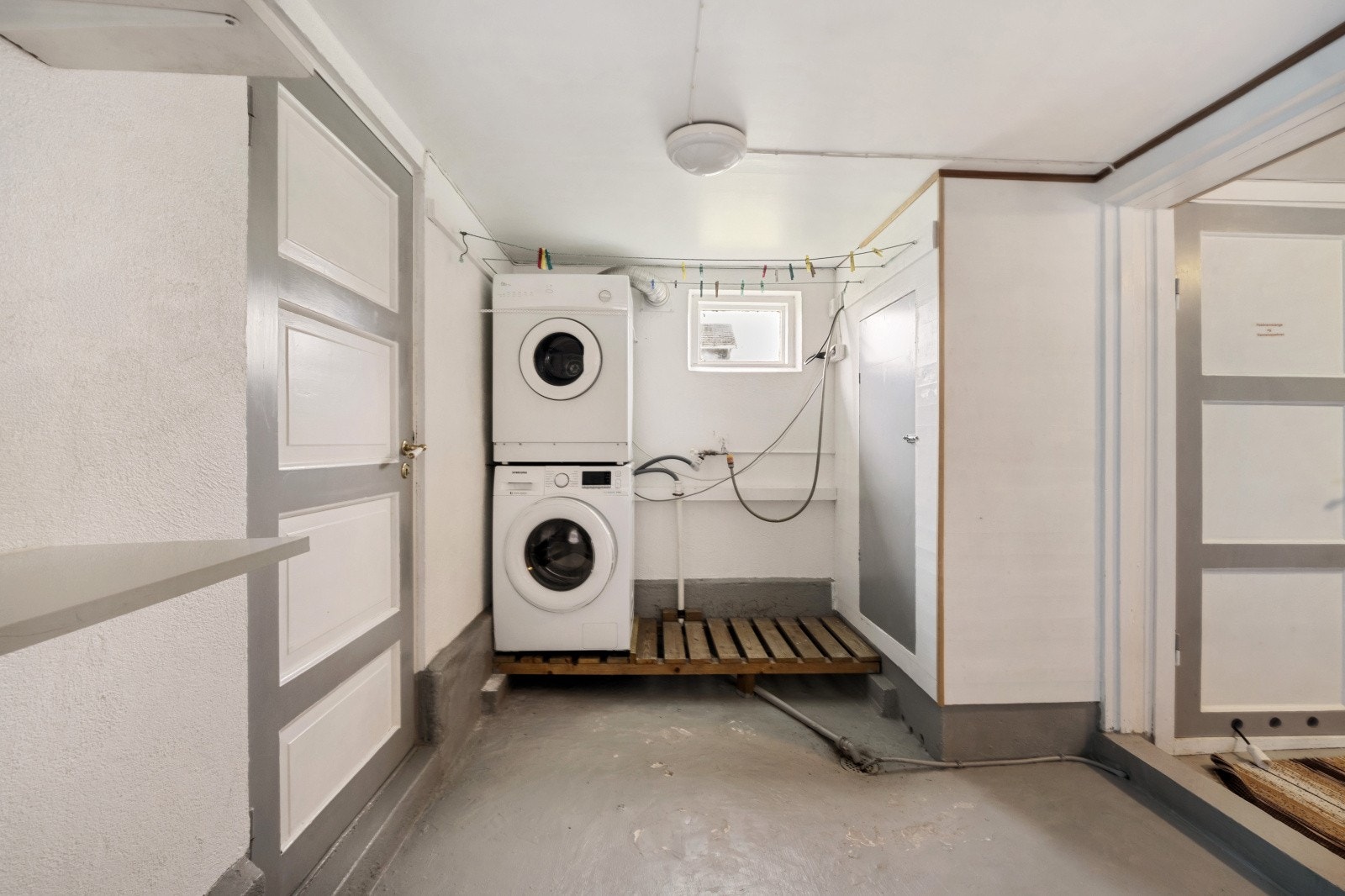 Praktisk vaskerom i kjelleren med sluk og opplegg for vaskemaskin. Galleribilde