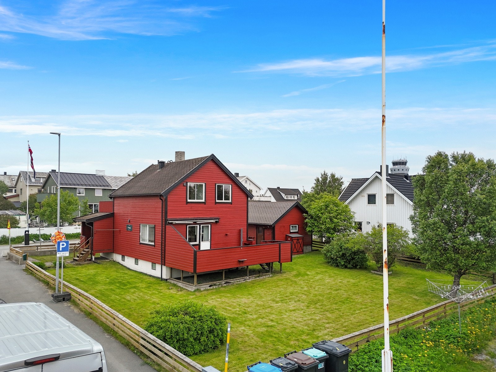 Eiendommen ligger på en lett hellende tomt med gressplen. Galleribilde