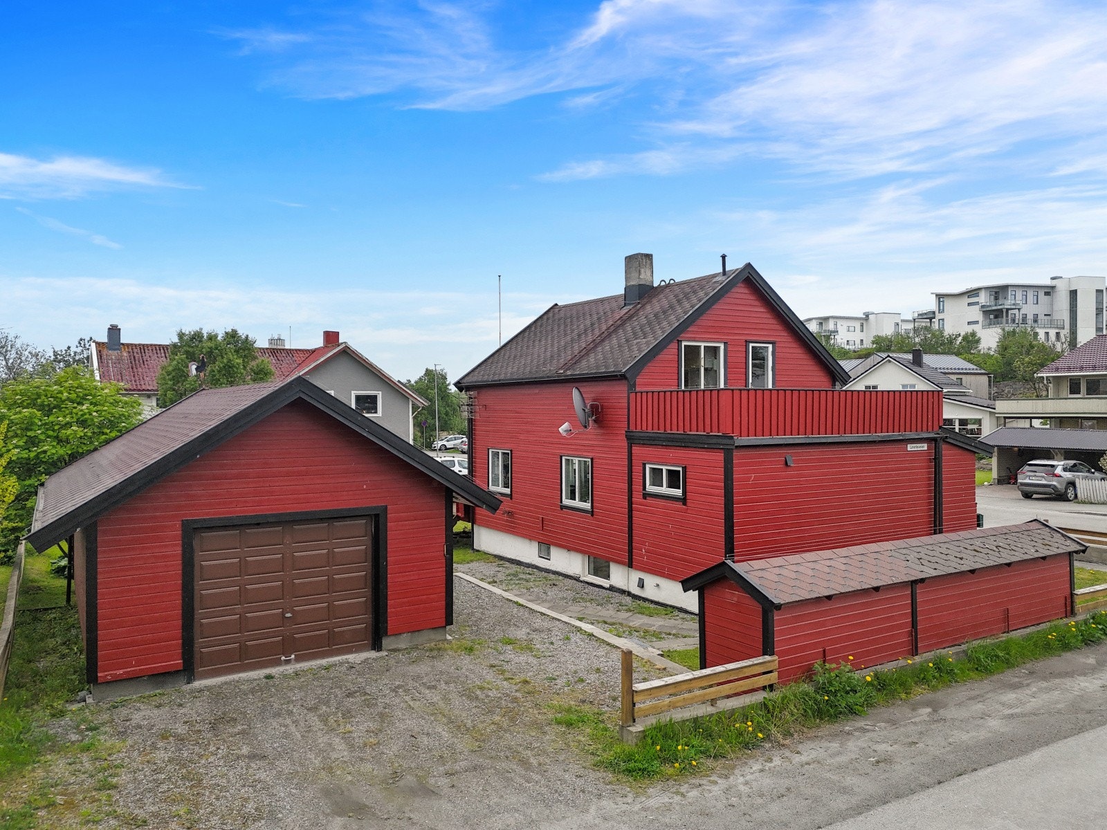 Eiendommen byr på et stort potensial og inkluderer en frittstående garasje og en utebod. Galleribilde