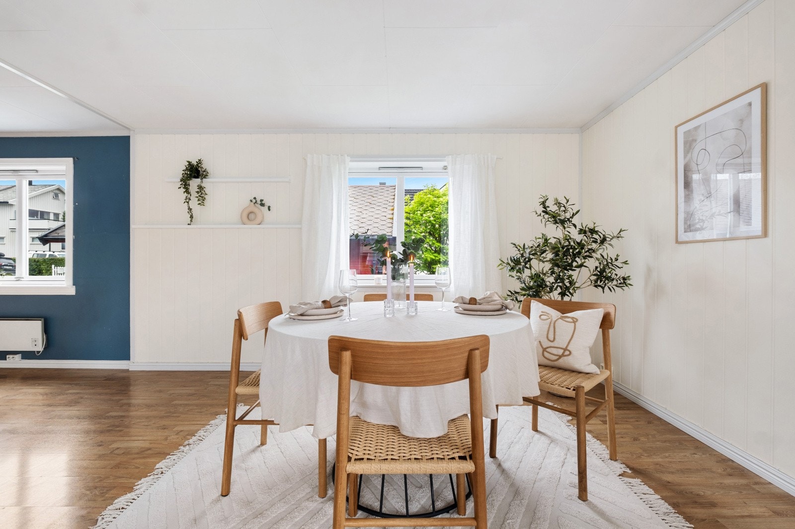 God plass til en romslig spisegruppe for hyggelige måltider. Galleribilde