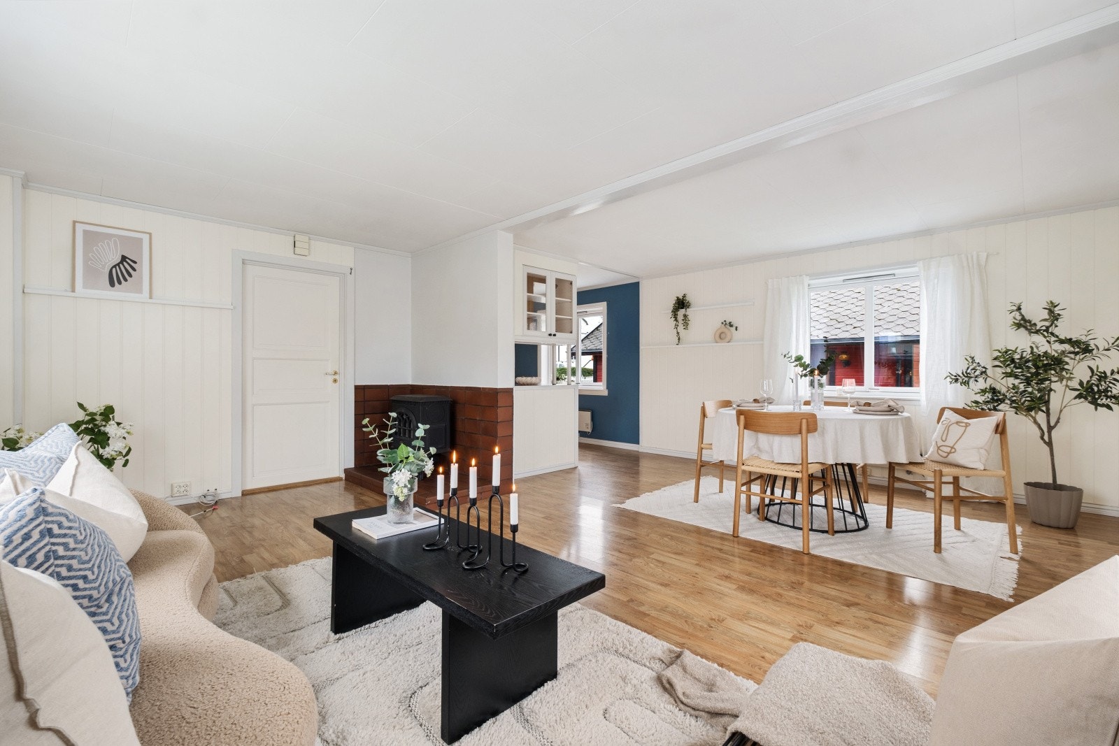 Fra stuen er det en delvis åpen løsning inn mot kjøkkenet. Galleribilde