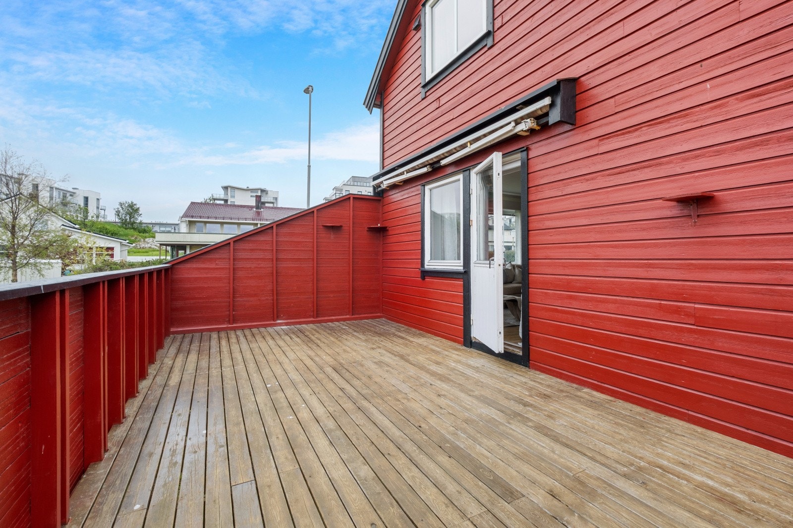 Uteplassen er et fint tilskudd til boligen, med direkte tilknytning til hagen. Galleribilde