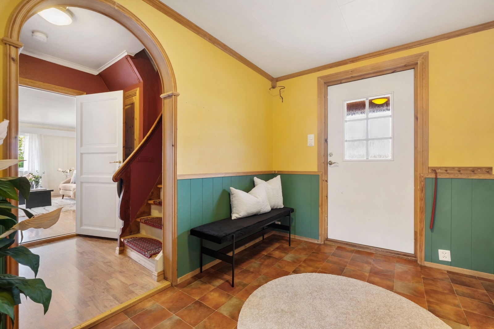 Entréen er romslig med plass for opphengsløsning og en skyvedørsgarderobe. Galleribilde