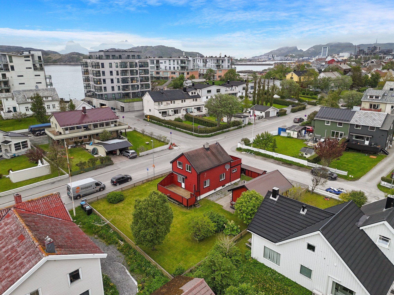 Beliggenheten gir nærhet til både sentrum og sjøen, med servicetilbud som butikker og skoler i gangavstand. Galleribilde