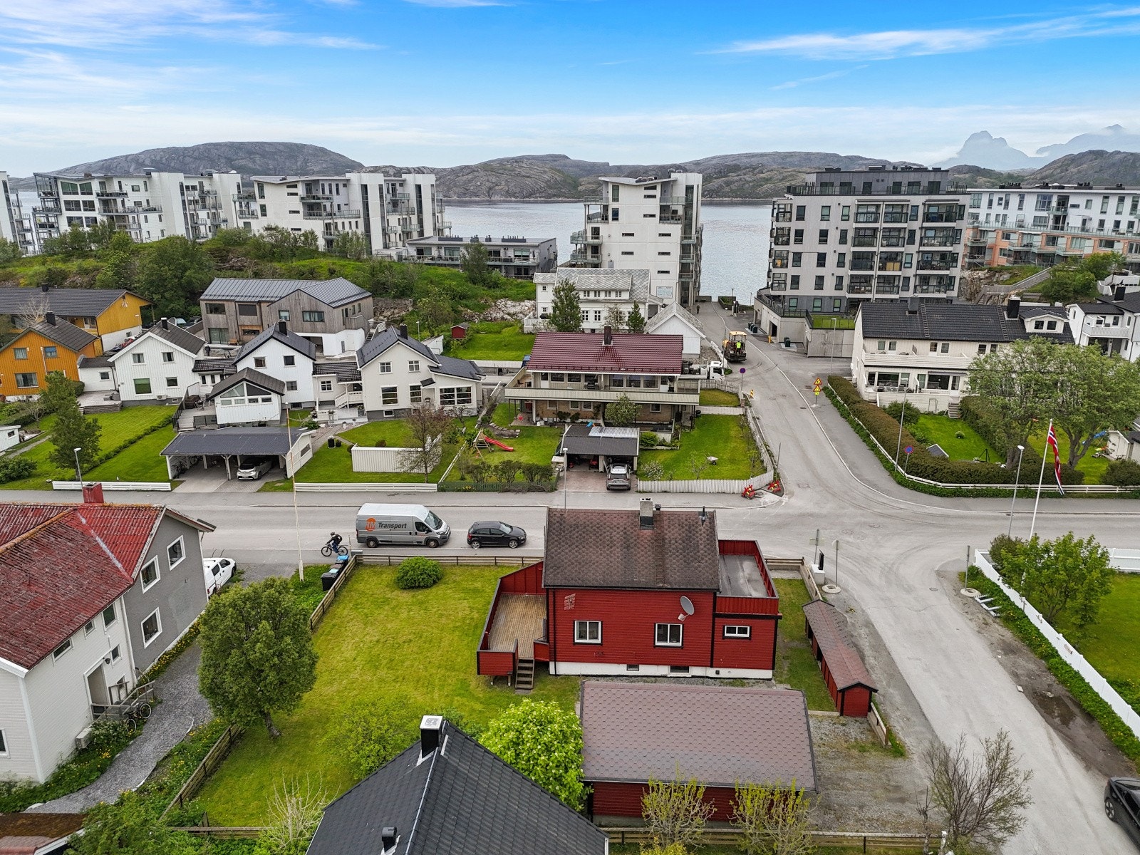 Fra eiendommen er det kort vei til sjøen og fine turområder. Galleribilde