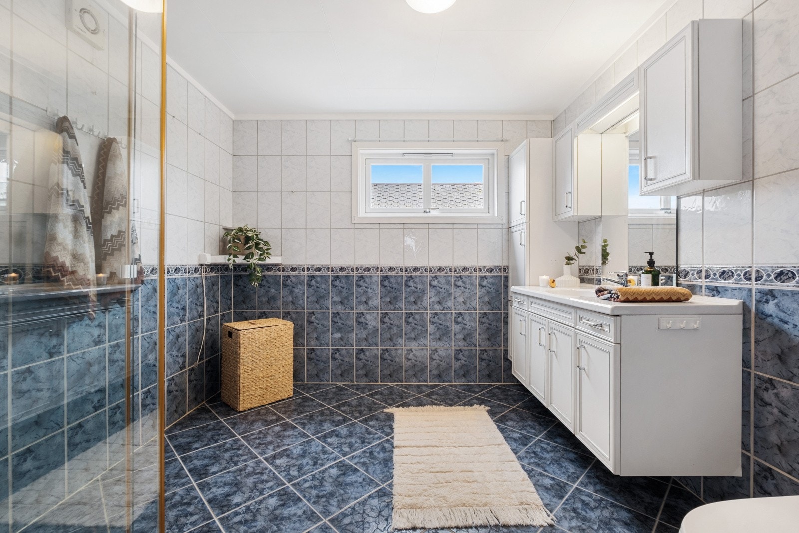 Badet i første etasje har flislagt gulv med elektriske varmekabler og flislagte vegger. Galleribilde