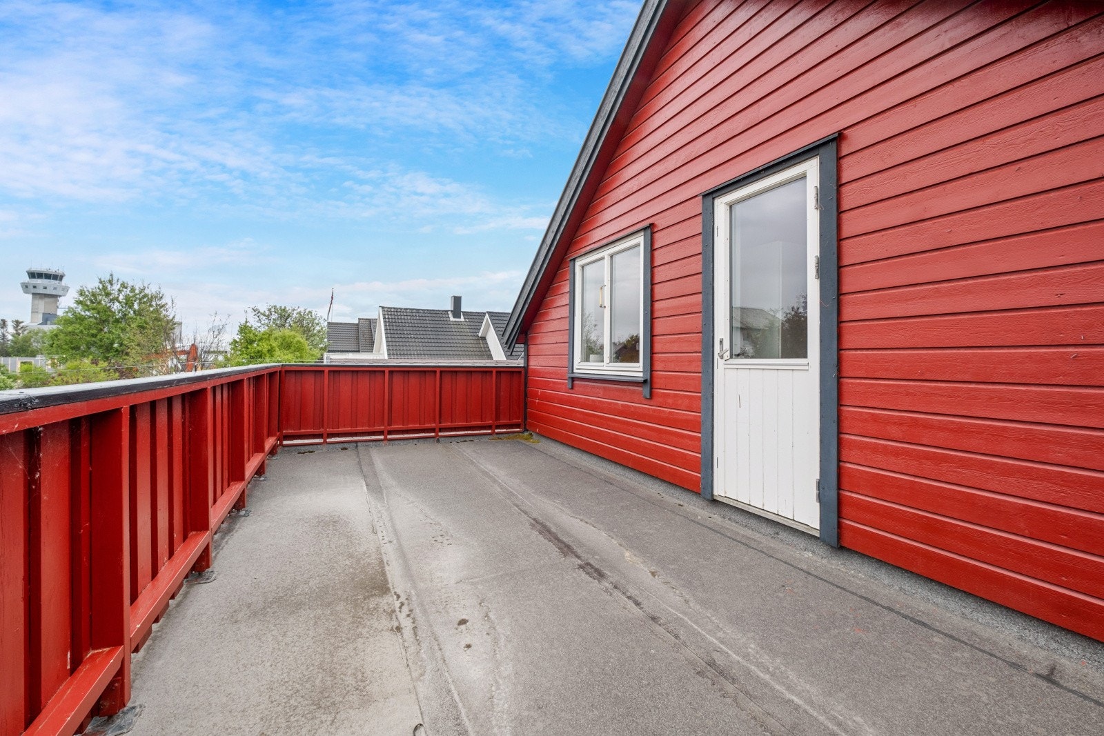 Verandaen gir en privat uteplass for loftsetasjen. Galleribilde