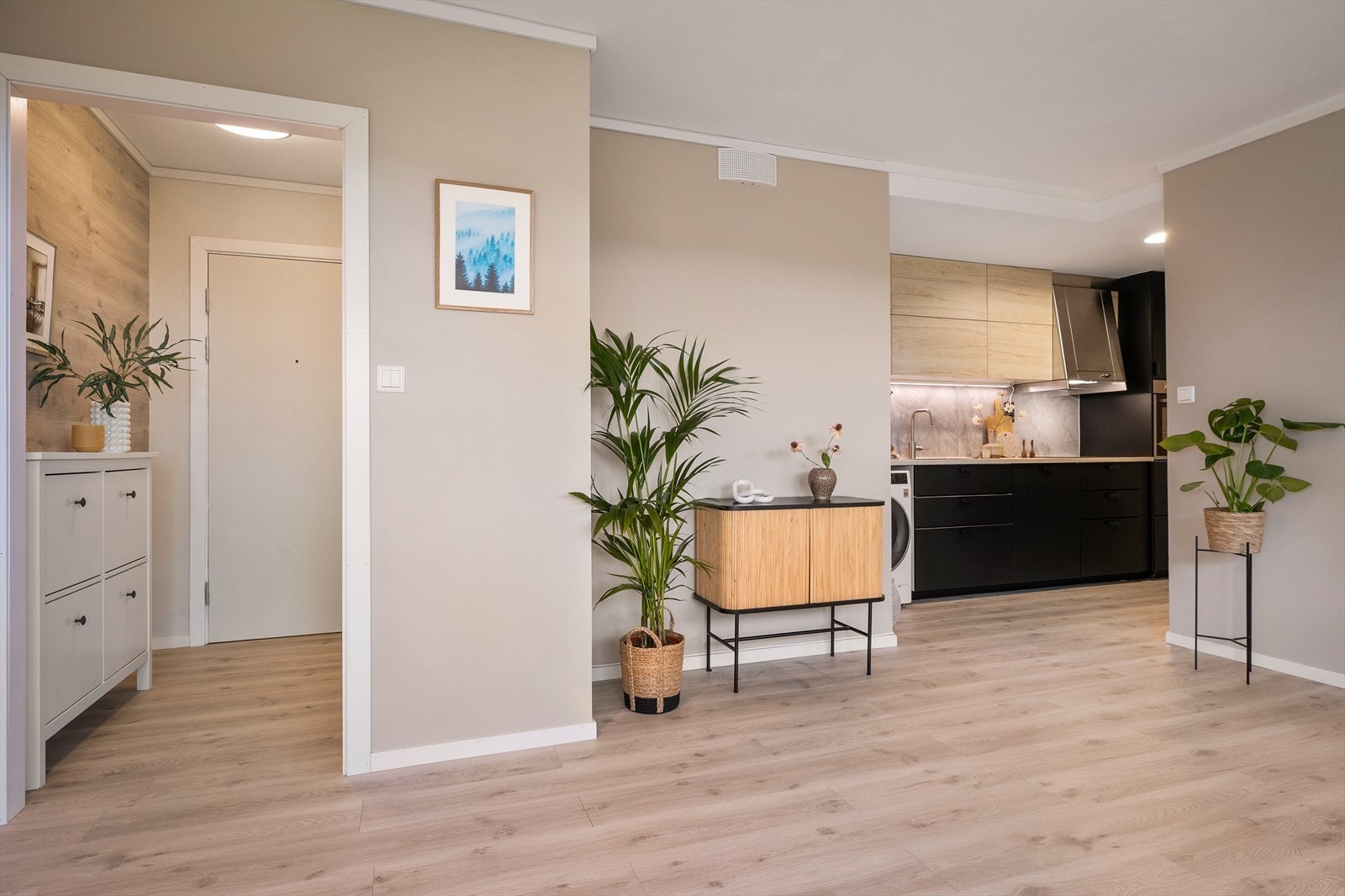 Boligen har gjennomgått flere betydelige oppgraderinger de senere årene. Med bla nytt IKEA-kjøkken fra 2018, nytt bad, rørfornying og installasjon av balansert ventilasjon i 2023. Galleribilde