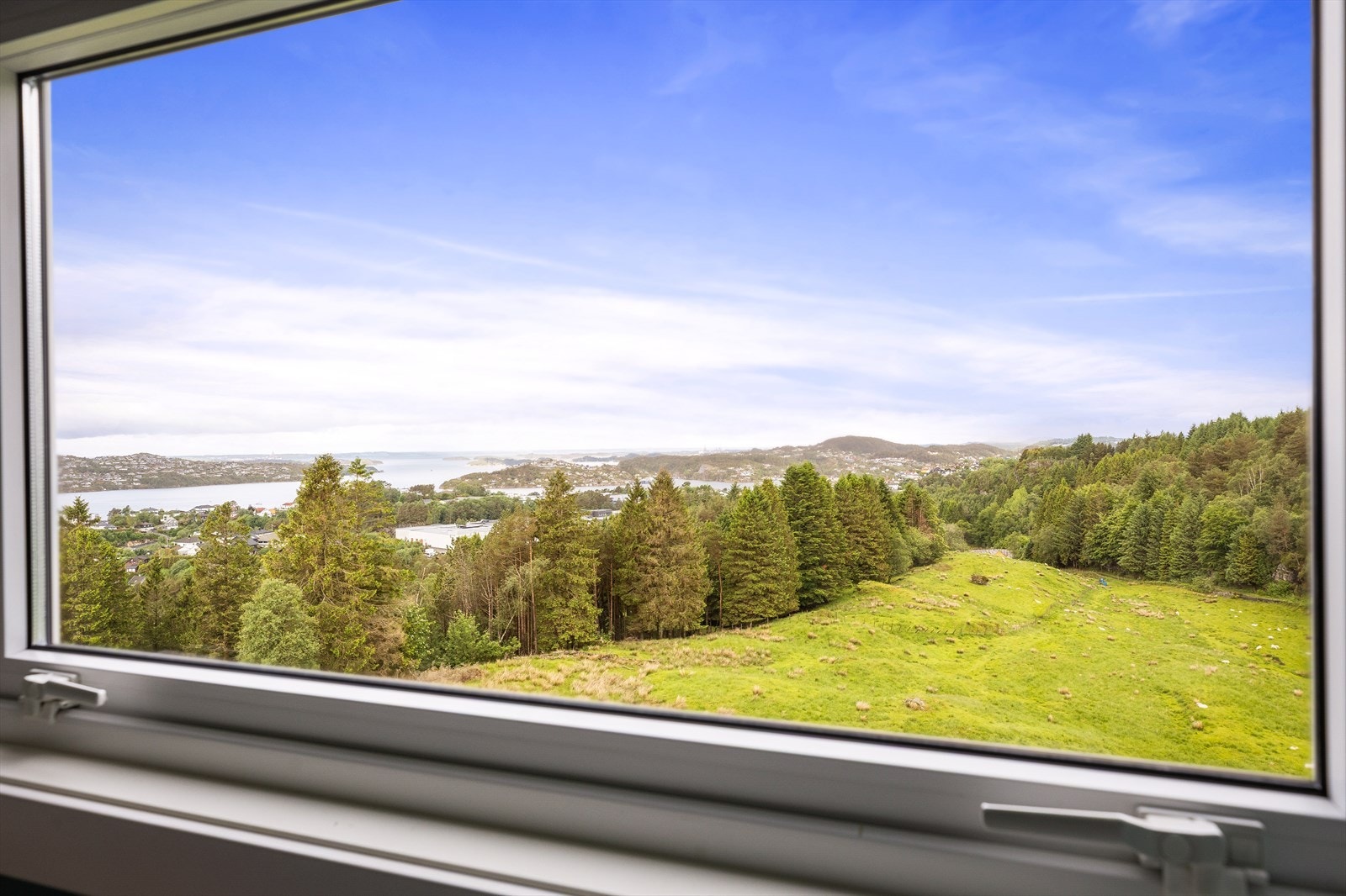 Her bor du tilbaketrukket og idyllisk til i naturskjønne og rolige omgivelser. Galleribilde