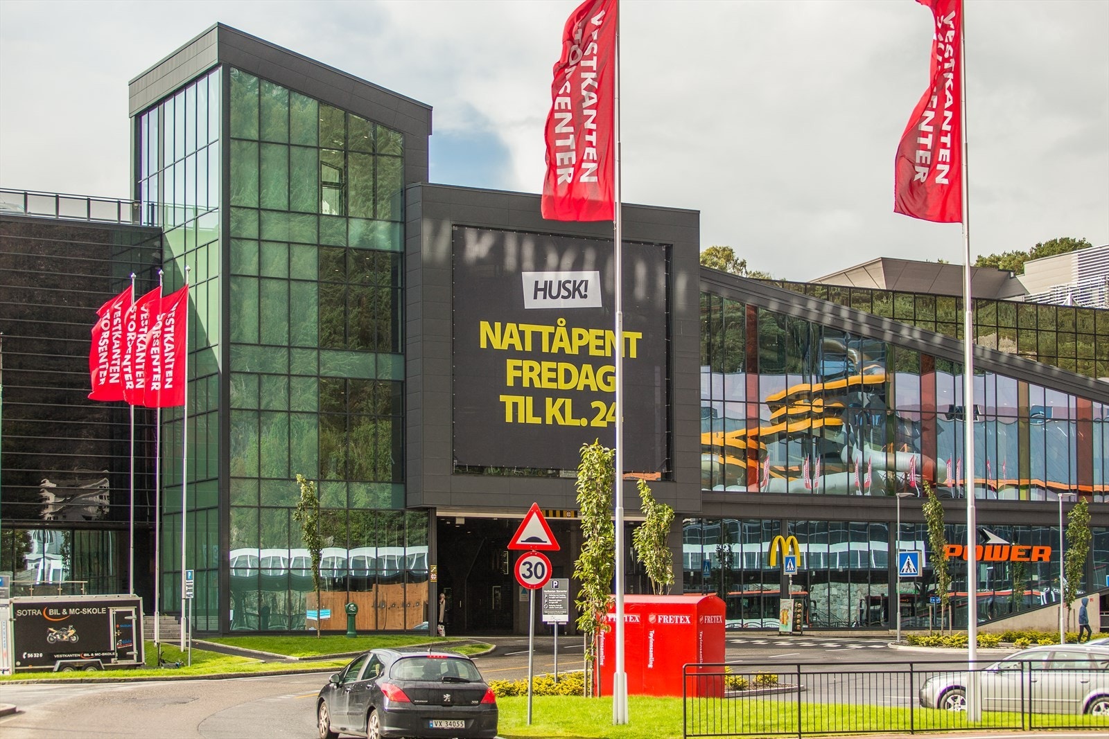 For et bredere servicetilbud ligger Vestkanten Storsenter kun en kort kjøretur unna. Her finner du et stort utvalg butikker, apotek, vinmonopol, spisesteder, treningssenter, vannkanten, iskanten, mm. Galleribilde