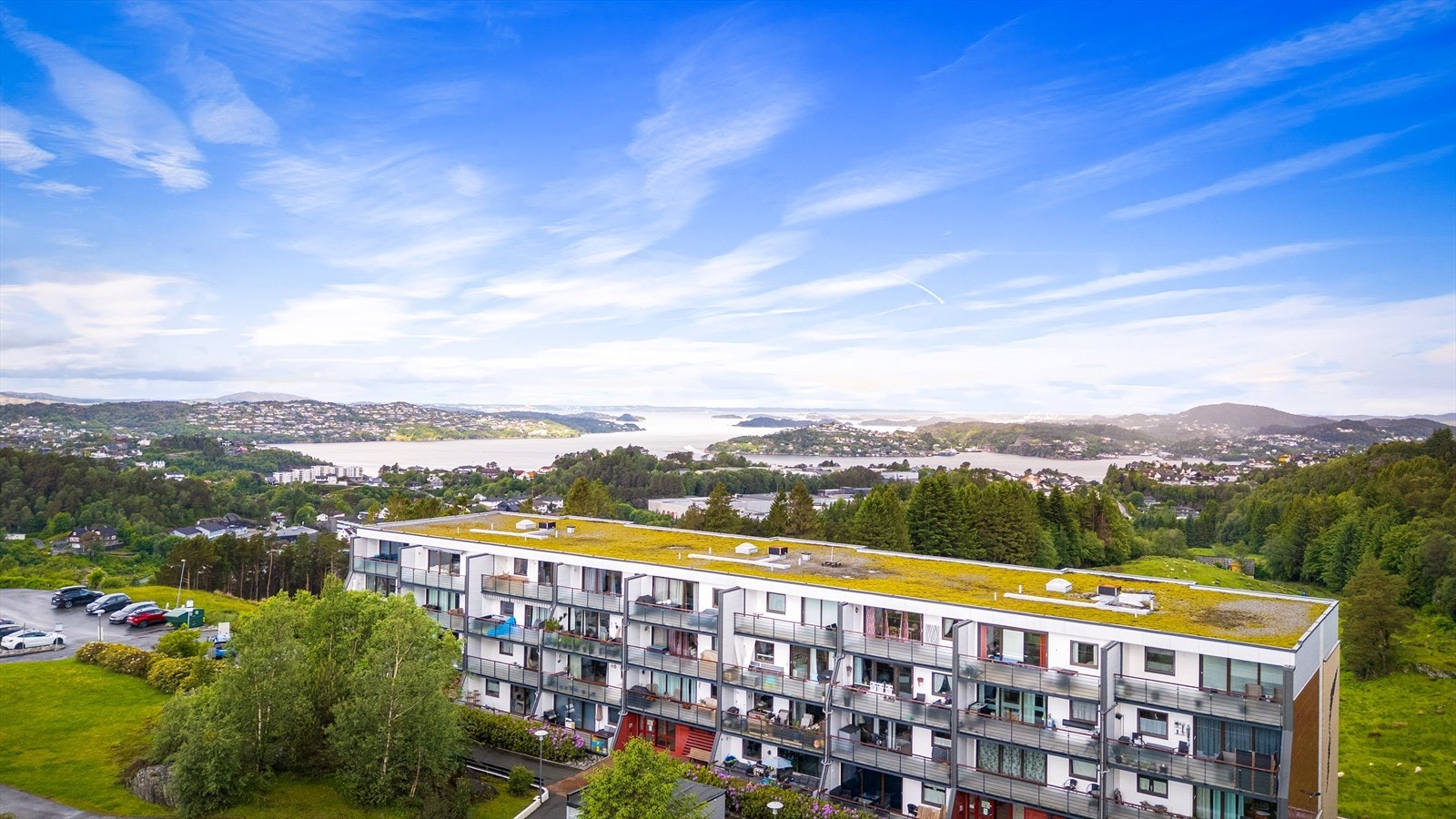 Leiligheten er en del av Brønndalen Borettslag, og ligger flott til i byggets toppetasje (4.etg). Galleribilde