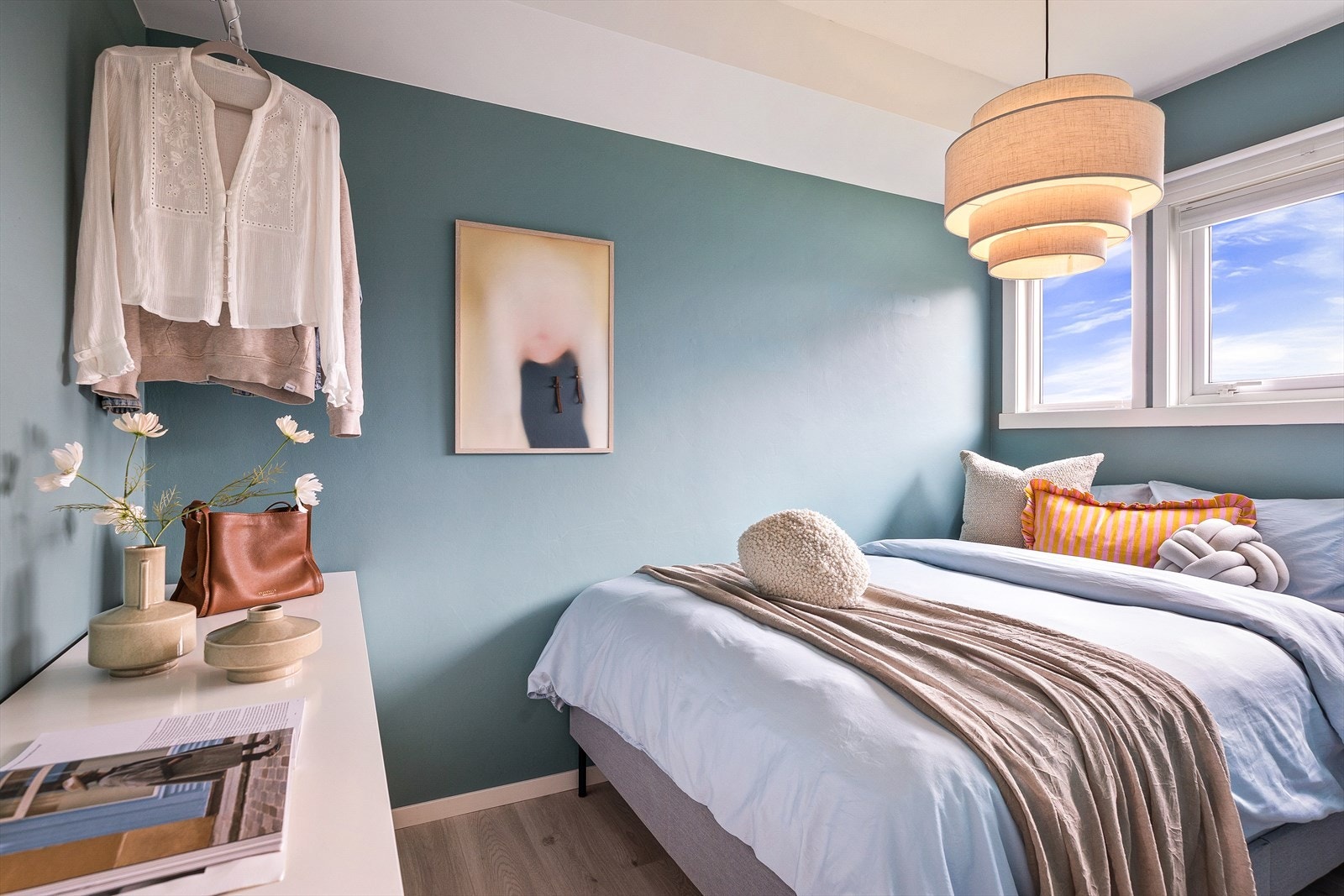 Lyst soverom på 6,6m² med god plass til dobbeltseng, nattbord og kommode for enkel oppbevaring. Galleribilde