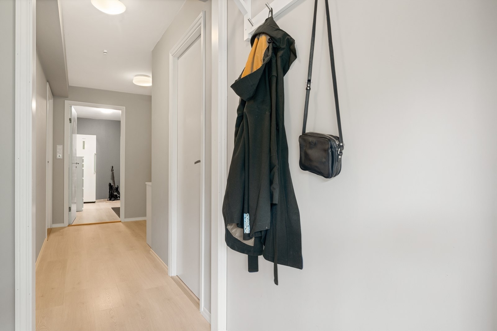 Romslig gang som fungerer som et naturlig knutepunkt i 1. etasje Galleribilde