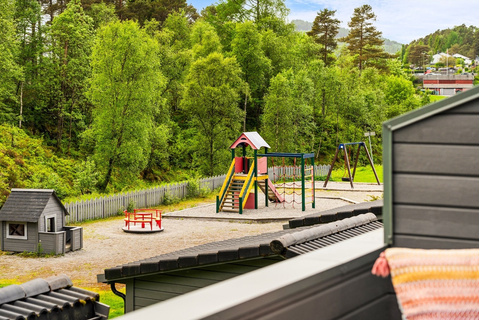 Her kan man se rett bort på lekeplassen i borettslaget, perfekt for en barnefamilie! Galleribilde