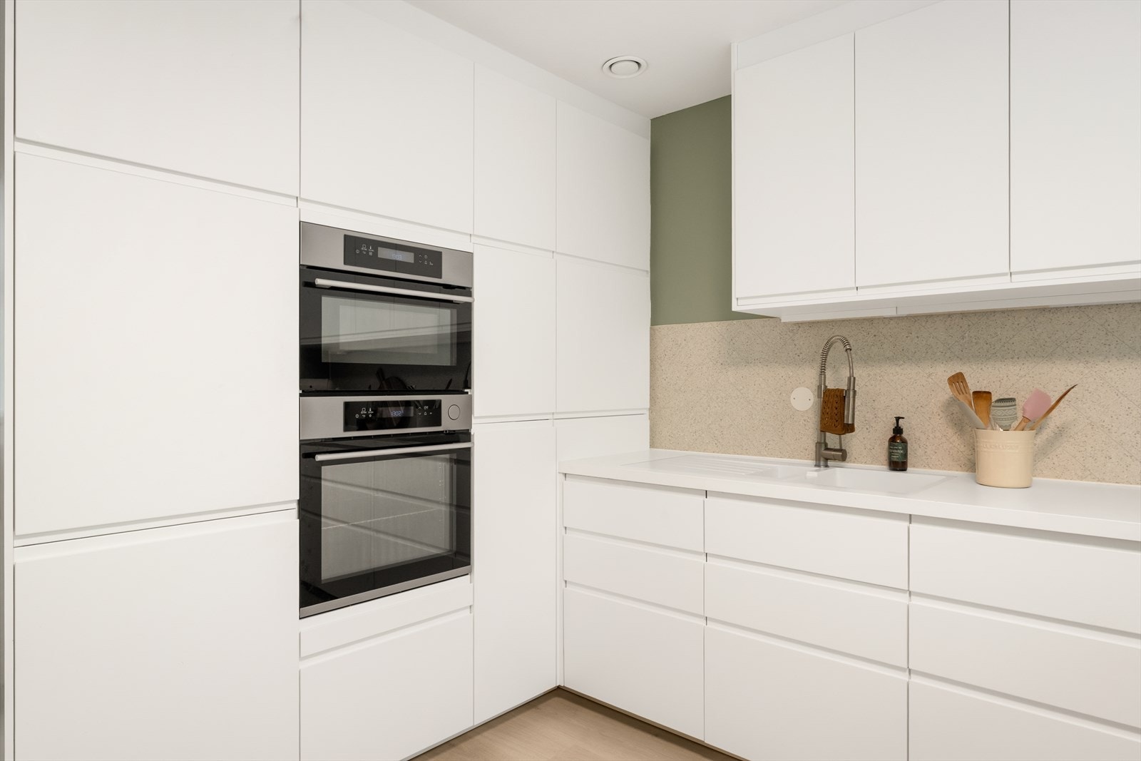 Hvit laminat benkeplate med kitchenboards over Galleribilde