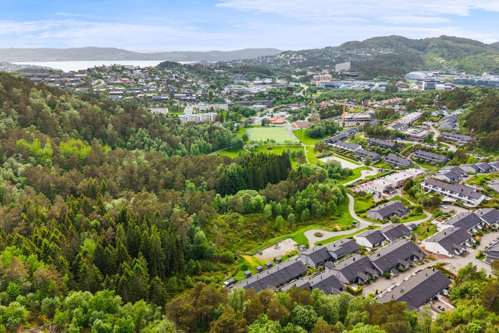 Herfra har man rundskue over store deler av Bergen, og turen kan forlenges inn over Vardegga og helt til Ulriken med mange muligheter for å bryte av underveis Galleribilde