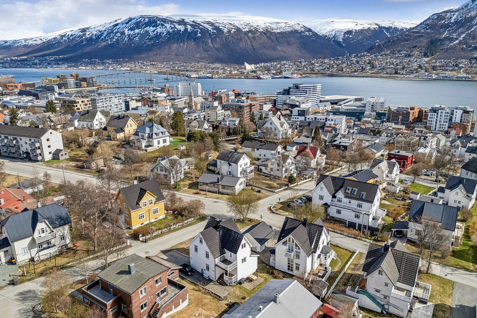 Tromsø lufthavn Langnes ligger kun en 10-minutters kjøretur unna. Galleribilde