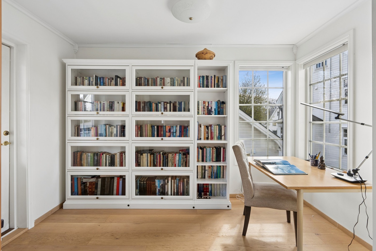 Et mindre rom i tilknytning til stuen, ideelt for hjemmekontor eller bibliotek. Galleribilde