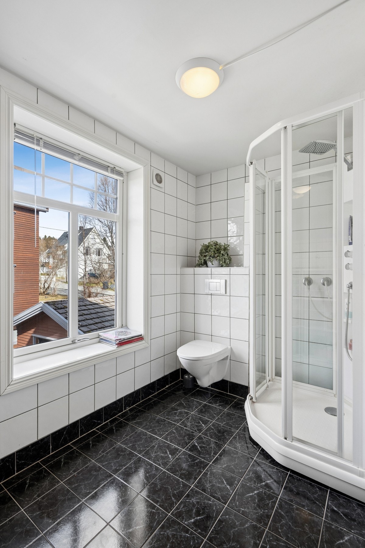 Badet i andre etasje ble oppført i 2011 og har flislagt gulv med elektriske varmekabler, vegghengt toalett og dusjkabinett. Galleribilde