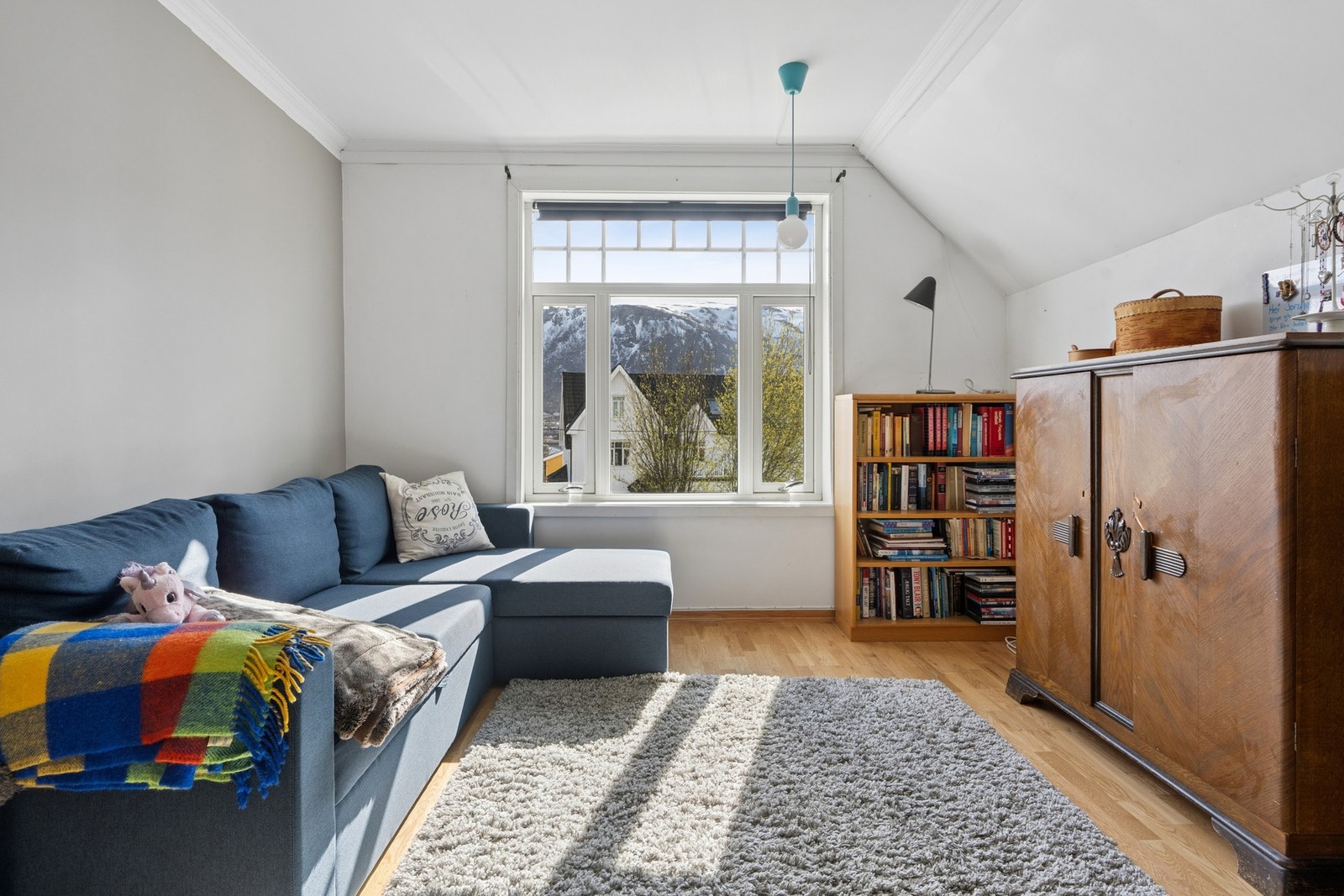 Et romslig soverom med plass til både seng og en sofakrok. Galleribilde
