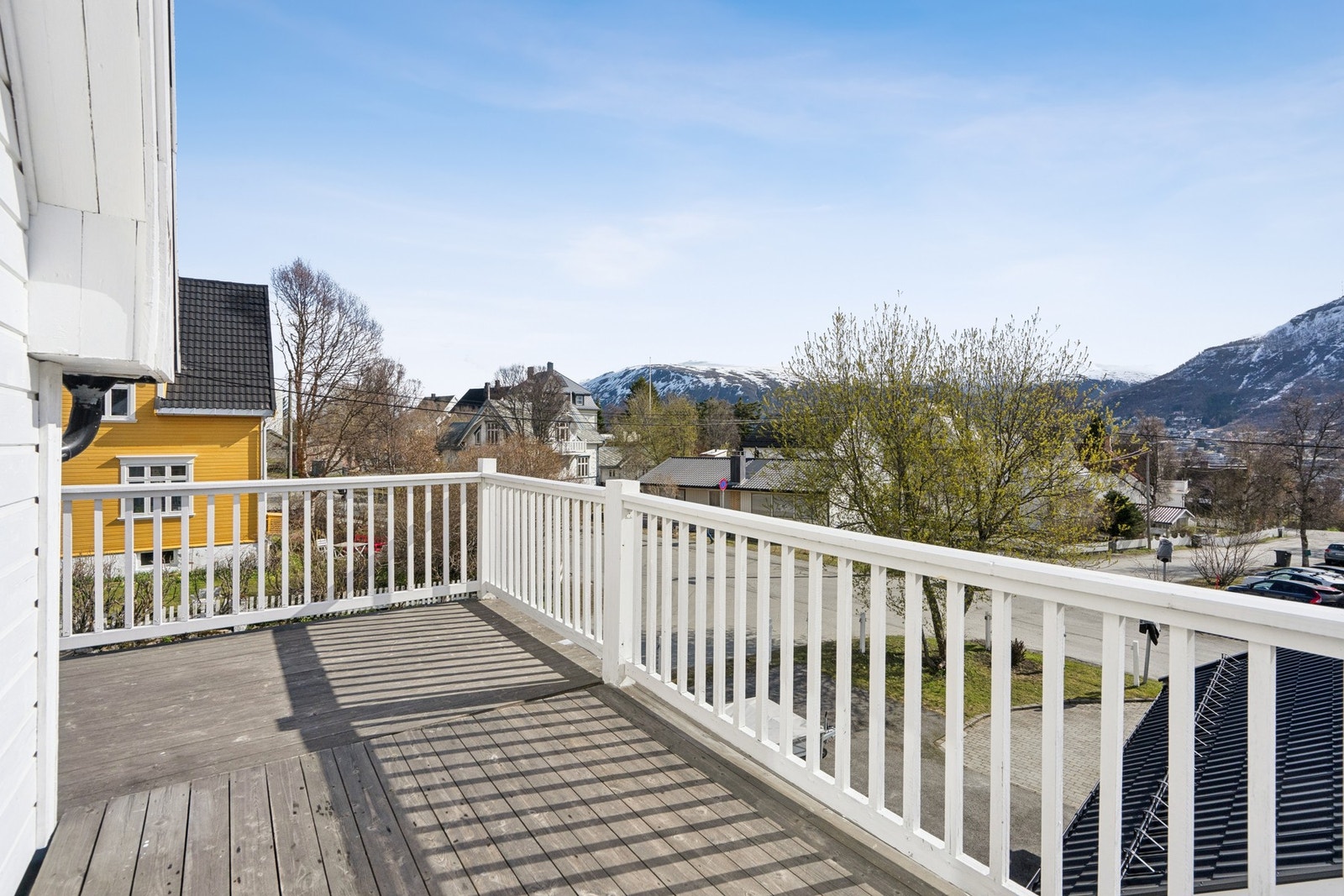 En av boligens fire uteplasser. Denne terrassen på ca. 8,5 m² har adkomst fra hallen i andre etasje. Galleribilde