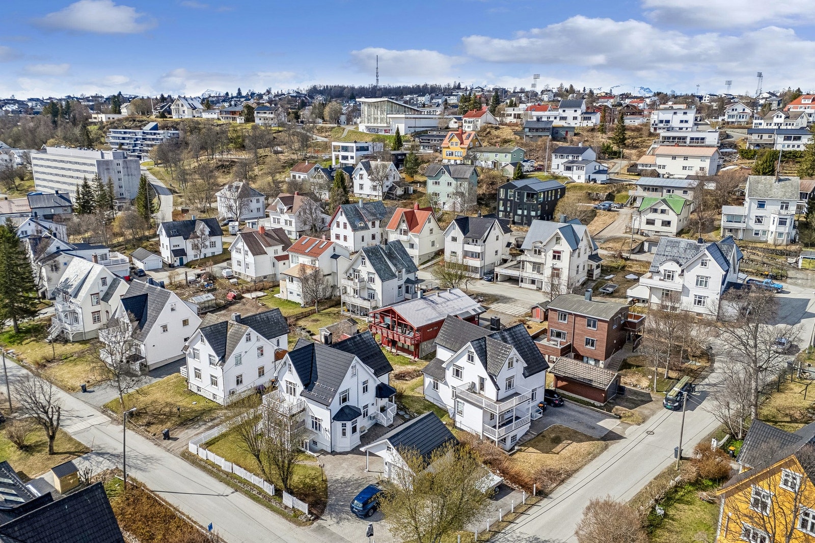 Eiendommen ligger i et etablert og sentralt boligområde på Tromsøya. Galleribilde