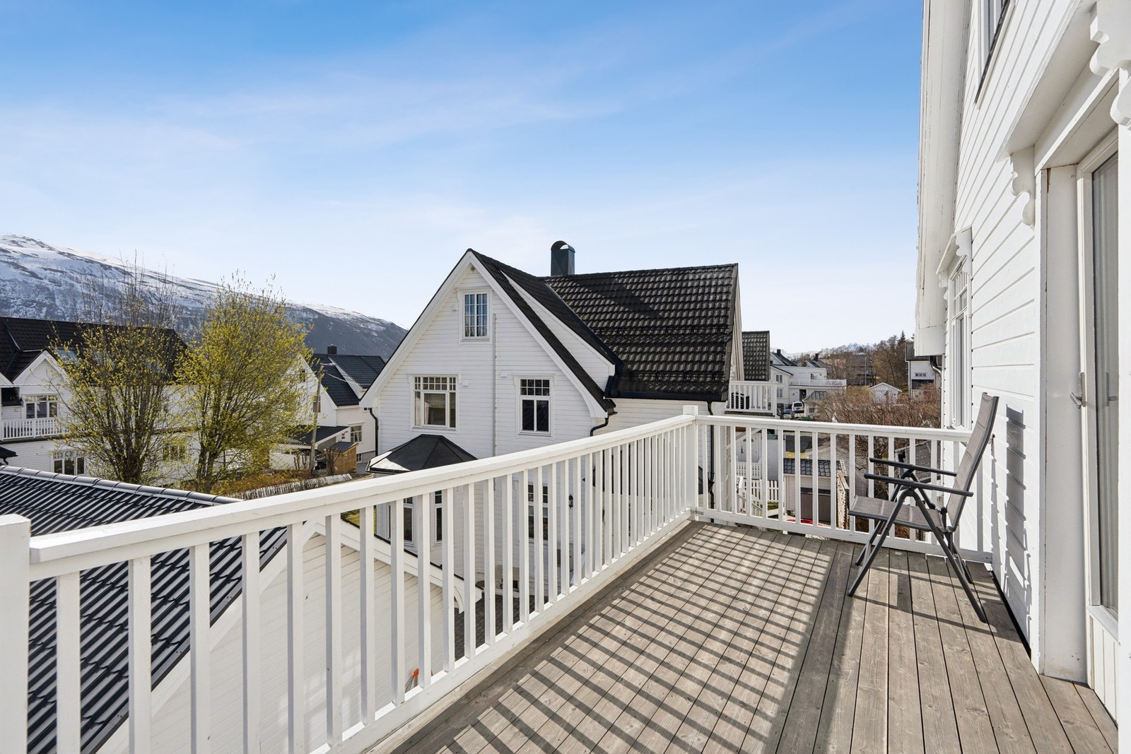 Terrassen har tredekke og gir en fin, privat uteplass. Galleribilde