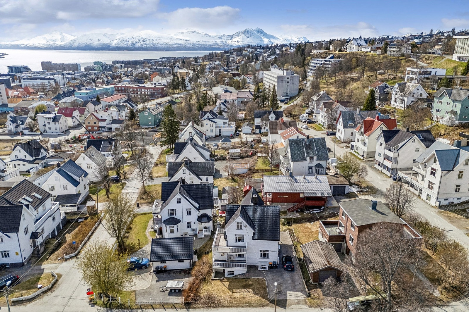 Fra eiendommen er det kort vei til sentrum, skoler og barnehager. Galleribilde