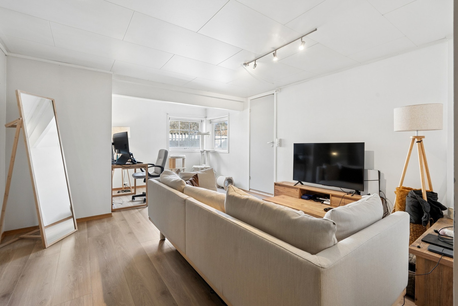 Stuen i hybelleiligheten har plass til både sofagruppe og en liten arbeidsplass. Galleribilde