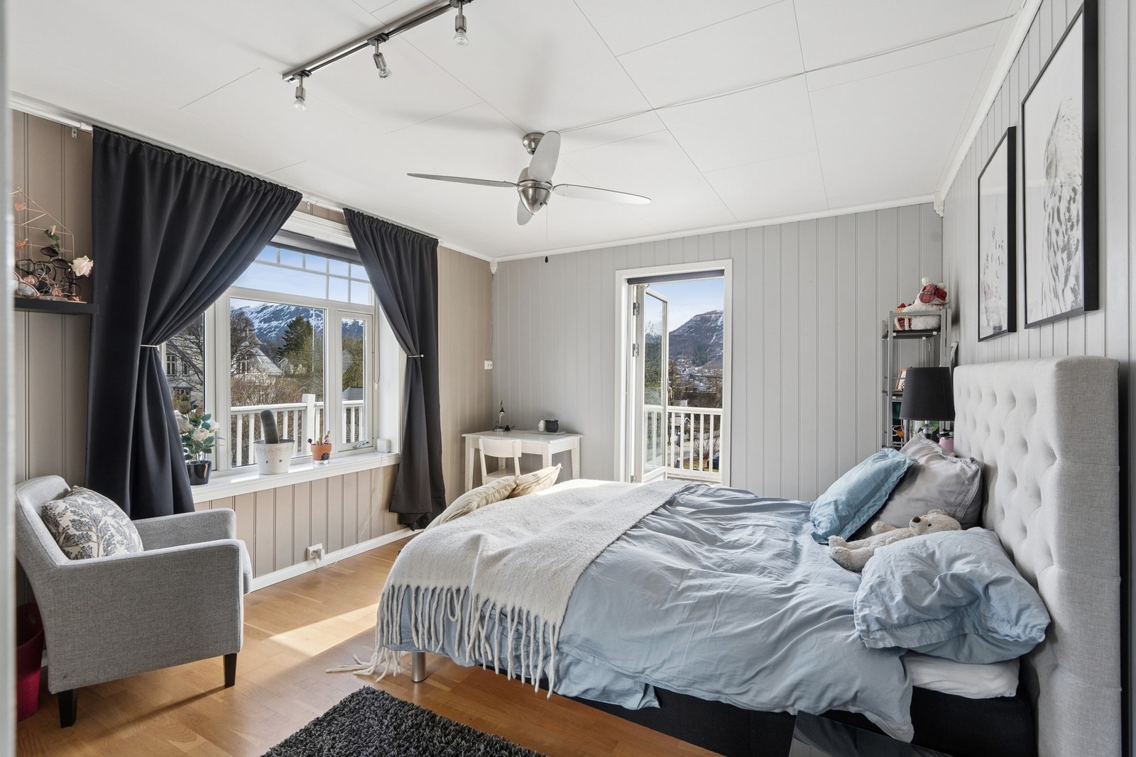 Fra ett av soverommene i andre etasje er det utgang til en romslig, nordøstvendt terrasse på ca. 18 m². Galleribilde