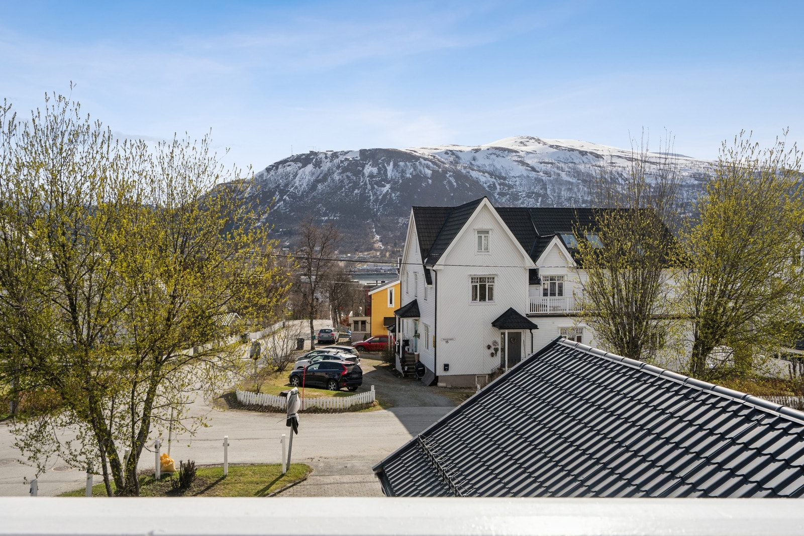 Utsikt over nabolaget fra en av boligens terrasser. Galleribilde