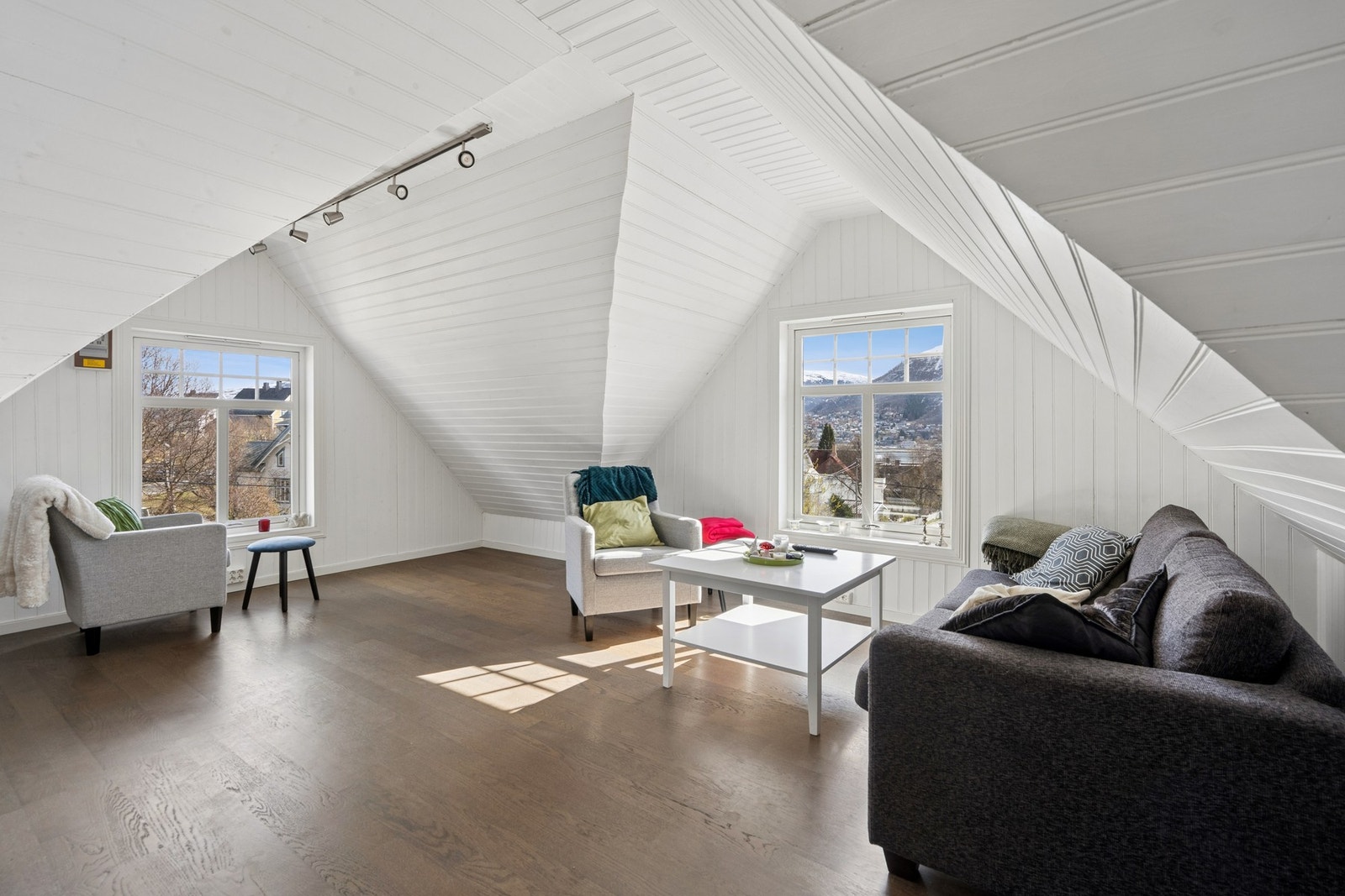 Loftet har en åpen og luftig utforming med synlige takvinkler. Galleribilde