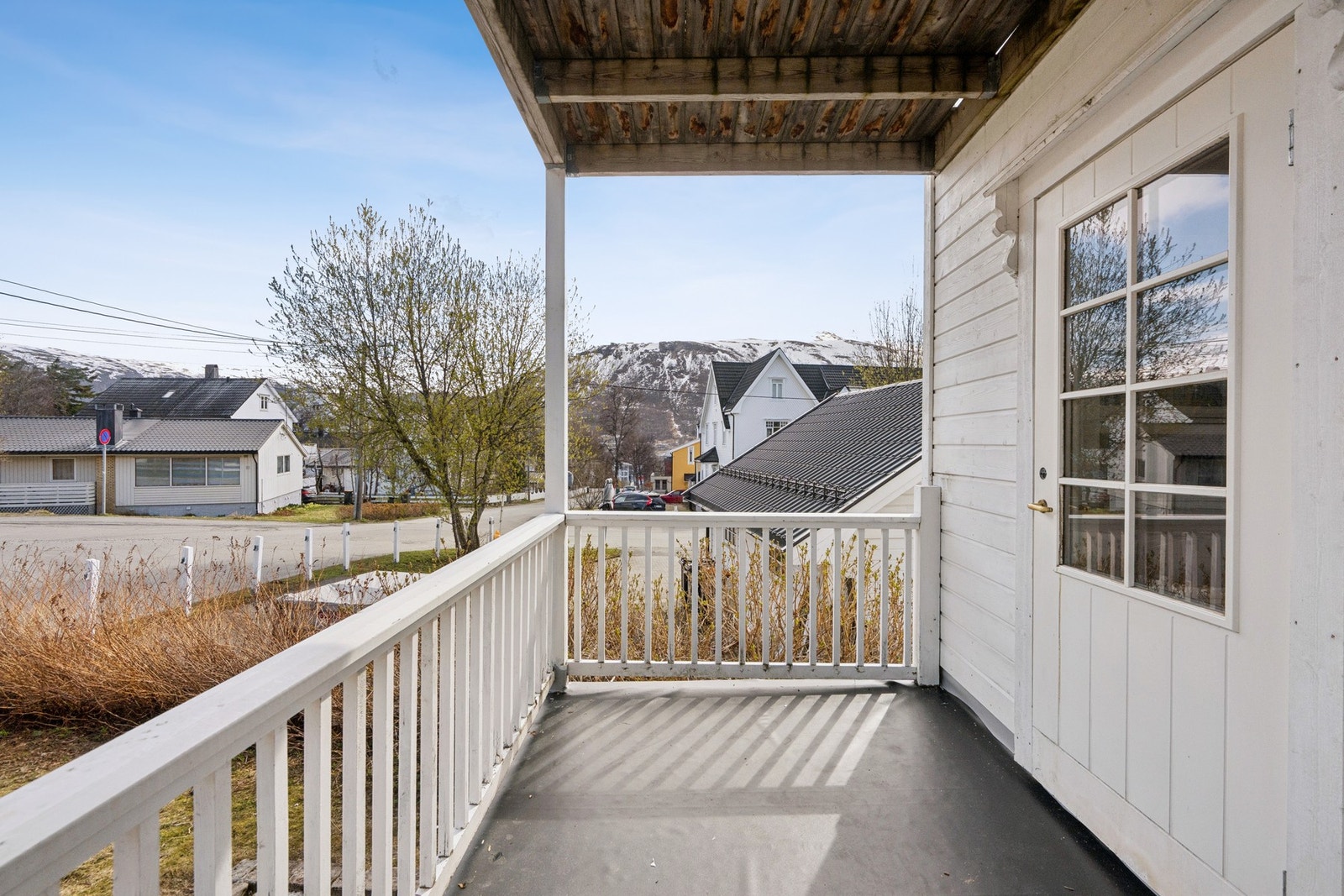 Direkte utgang fra stuen til en sørvestvendt terrasse på ca. 10 m². Galleribilde