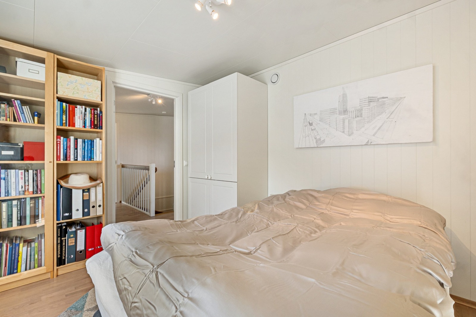 Rommet er lyst og vender ut mot rolige omgivelser. Galleribilde