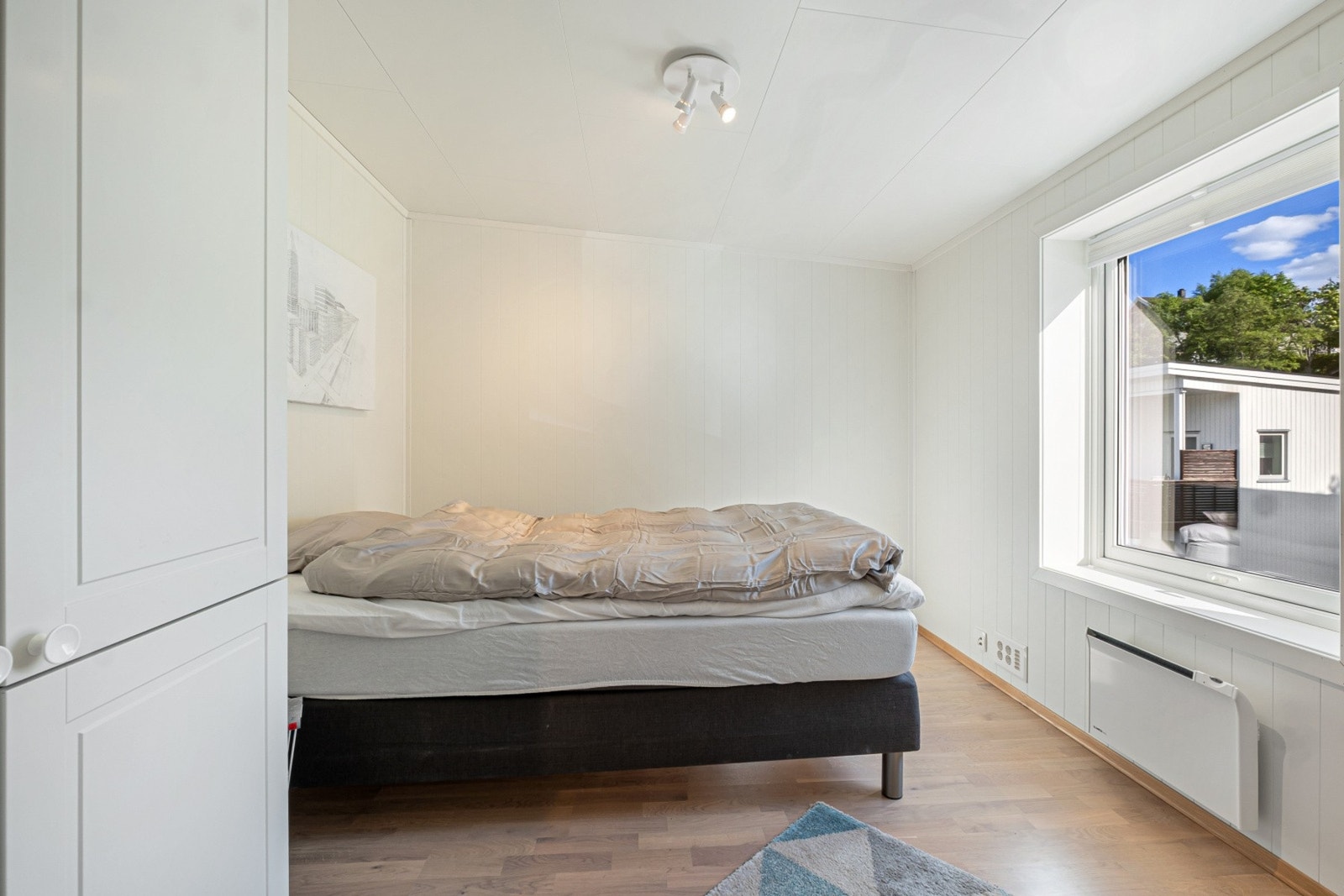 Ett av de tre soverommene i andre etasje, med plass til dobbeltseng. Galleribilde