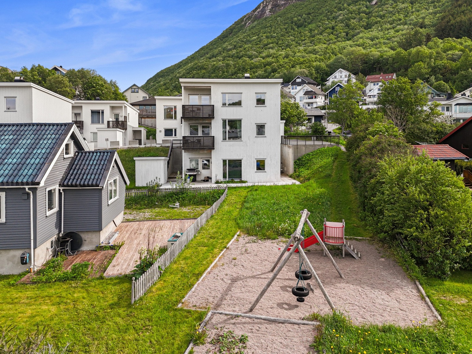 Eiendommen ligger i et trygt og barnevennlig nabolag med umiddelbar nærhet til lekeplass. Galleribilde