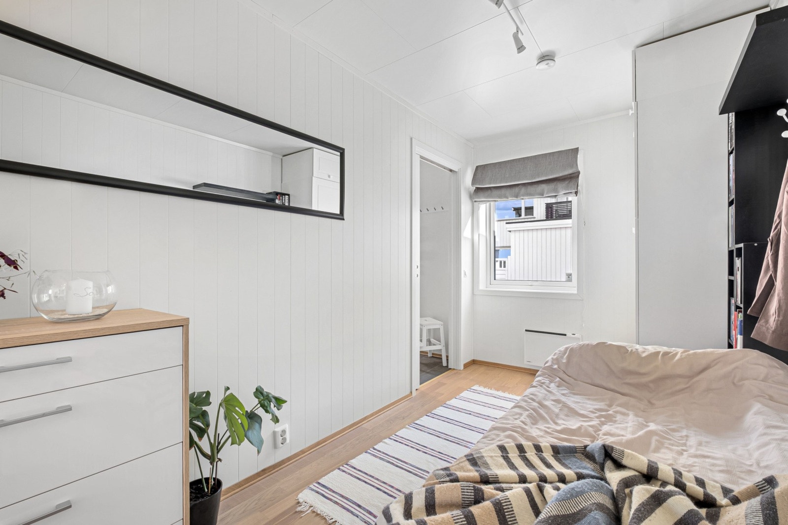 Rommet har lysbeiset parkett på gulvet og malte veggflater. Galleribilde