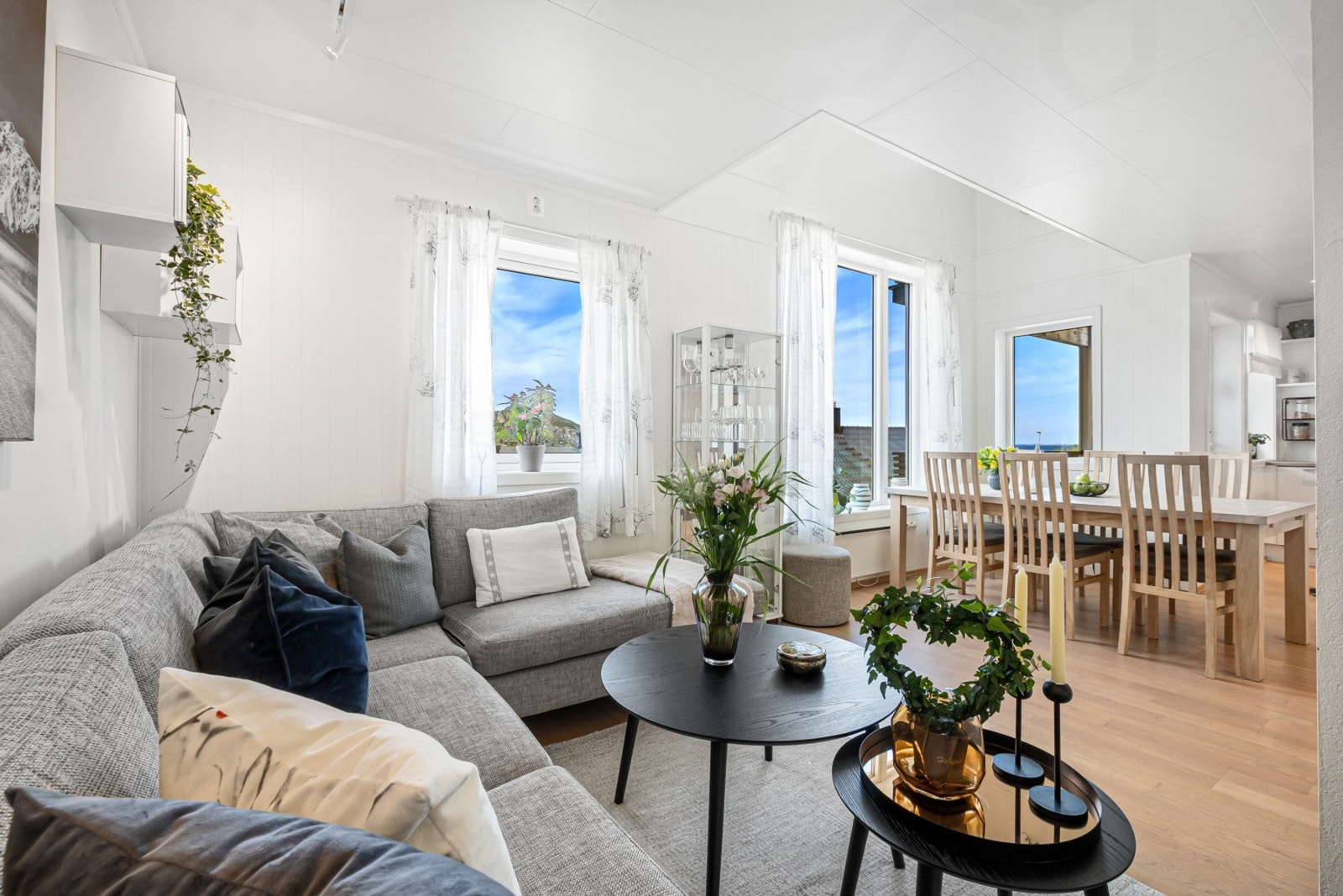 Store vindusflater med 3-lags glass slipper inn rikelig med dagslys. Galleribilde