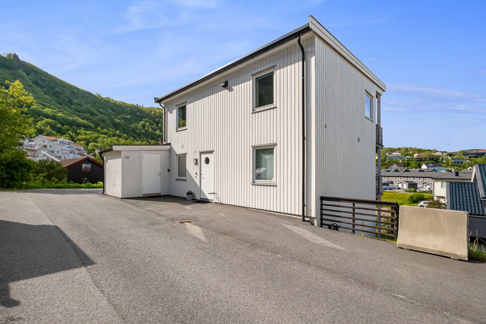 Parkering rett ved inngangsparti. Galleribilde