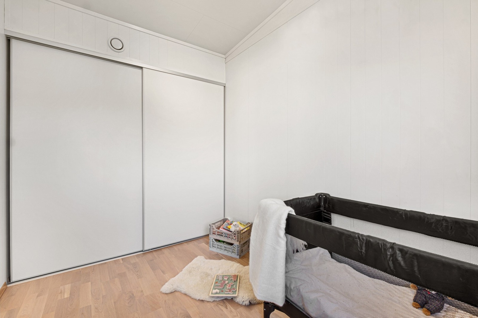 Dette soverommet har en romslig skyvedørsgarderobe for effektiv oppbevaring. Galleribilde
