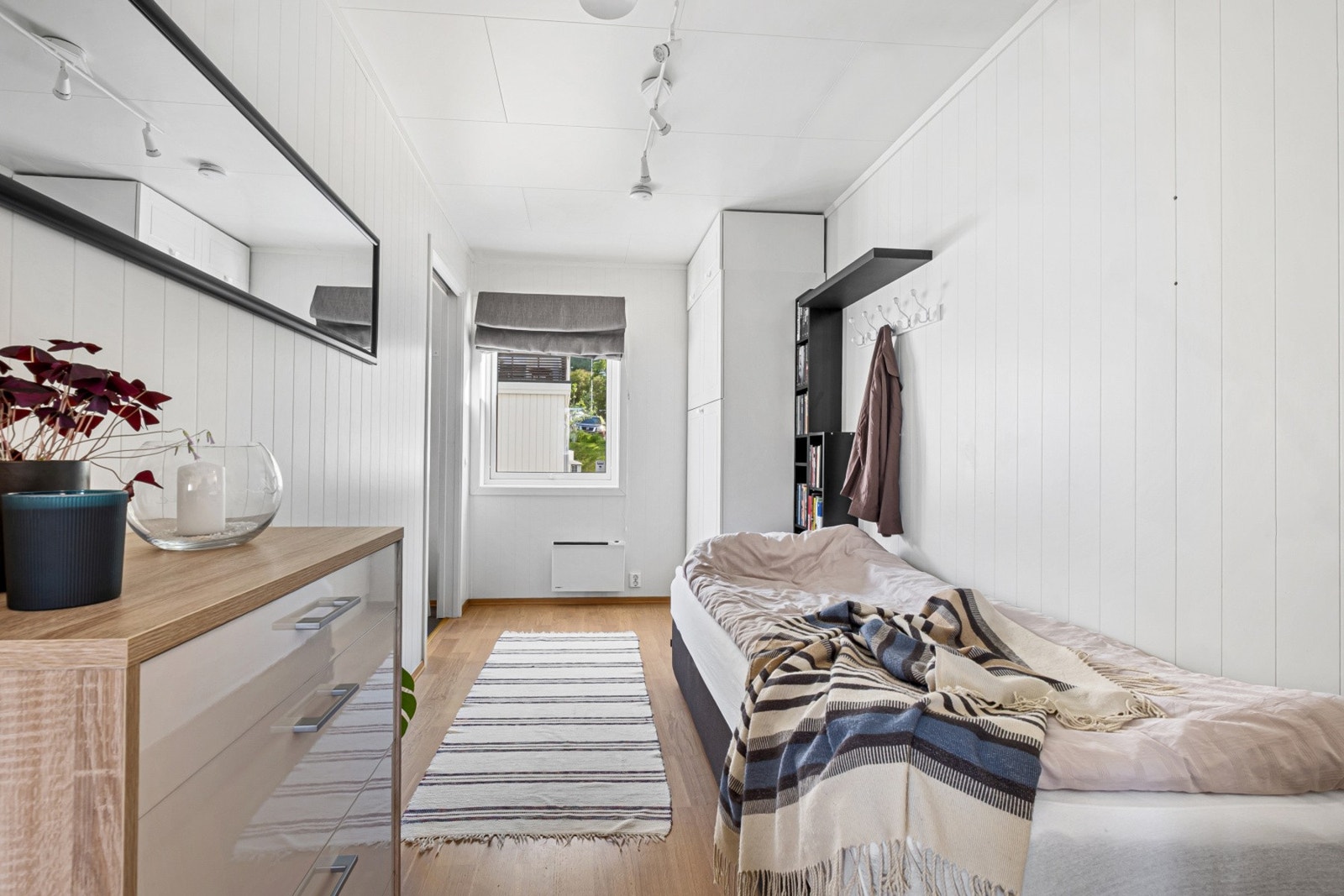 Soverom i første etasje, praktisk plassert i tilknytning til stue og bad. Galleribilde