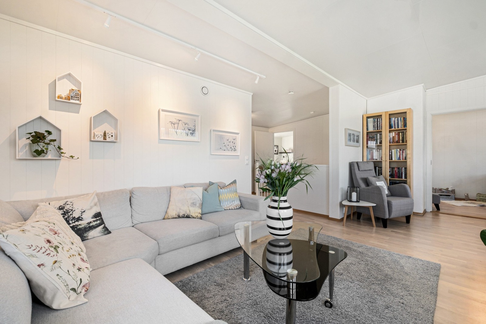 Også her er det lysbeiset parkett på gulvet og malte veggflater. Galleribilde