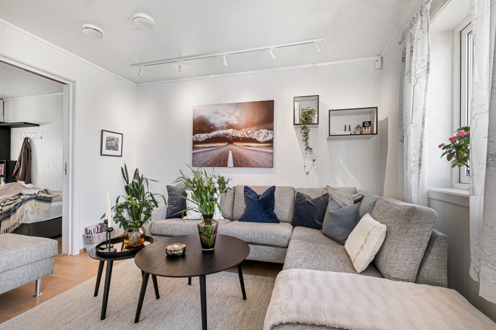 Veggene har malte tynnplater, som gir et rent og moderne uttrykk. Galleribilde