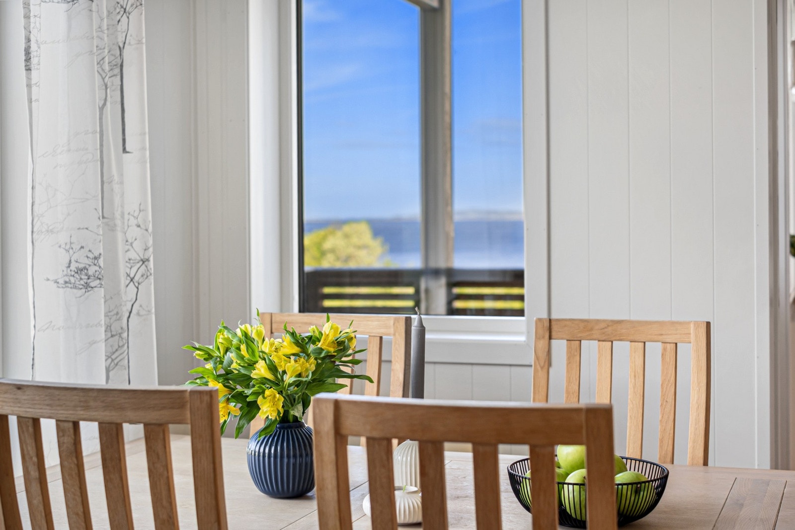 Spisestuen har god plass til et stort spisebord for hyggelige måltider med familie og venner. Galleribilde