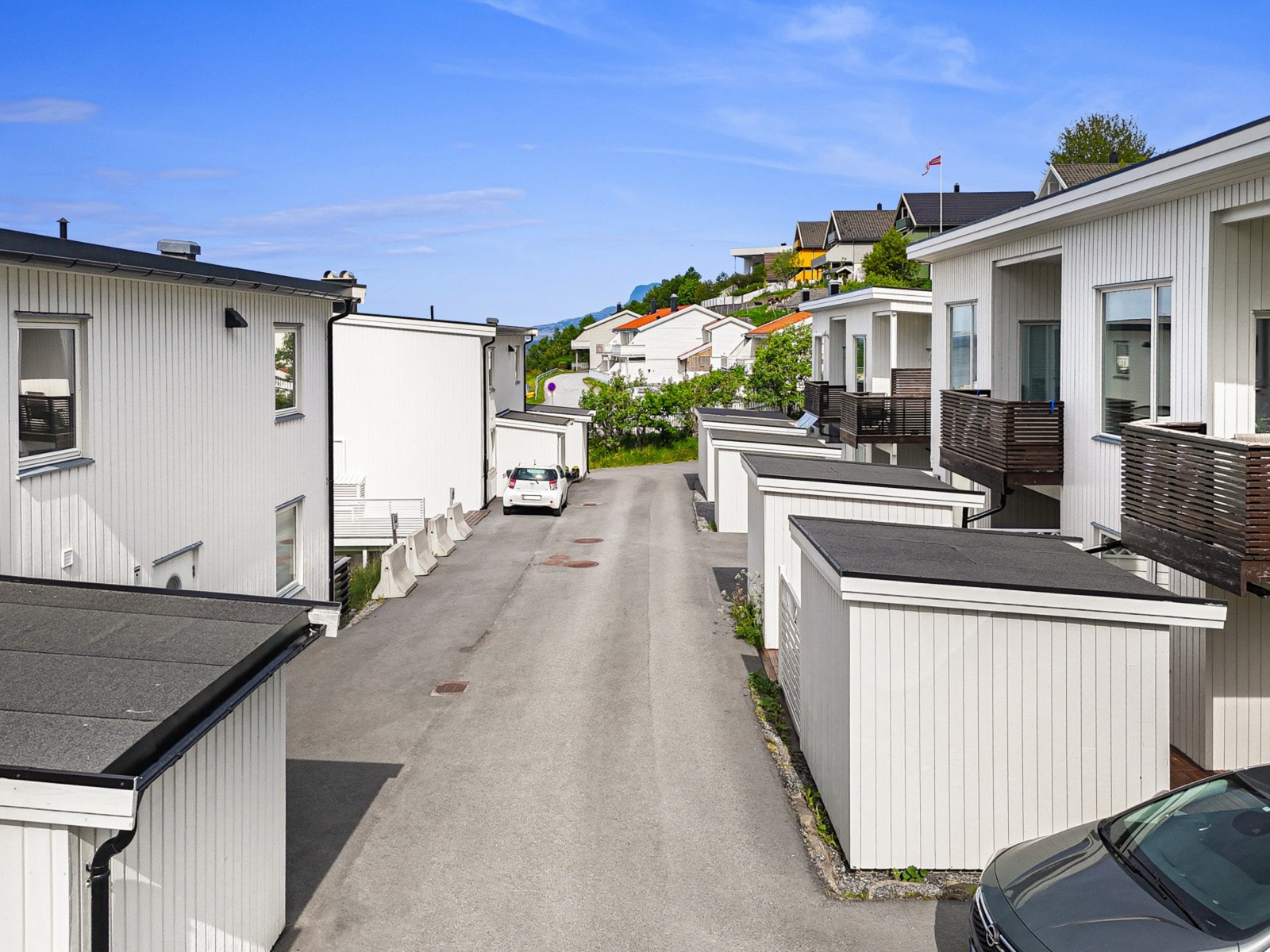 Asfaltert adkomst og uteområde foran boligen. Galleribilde