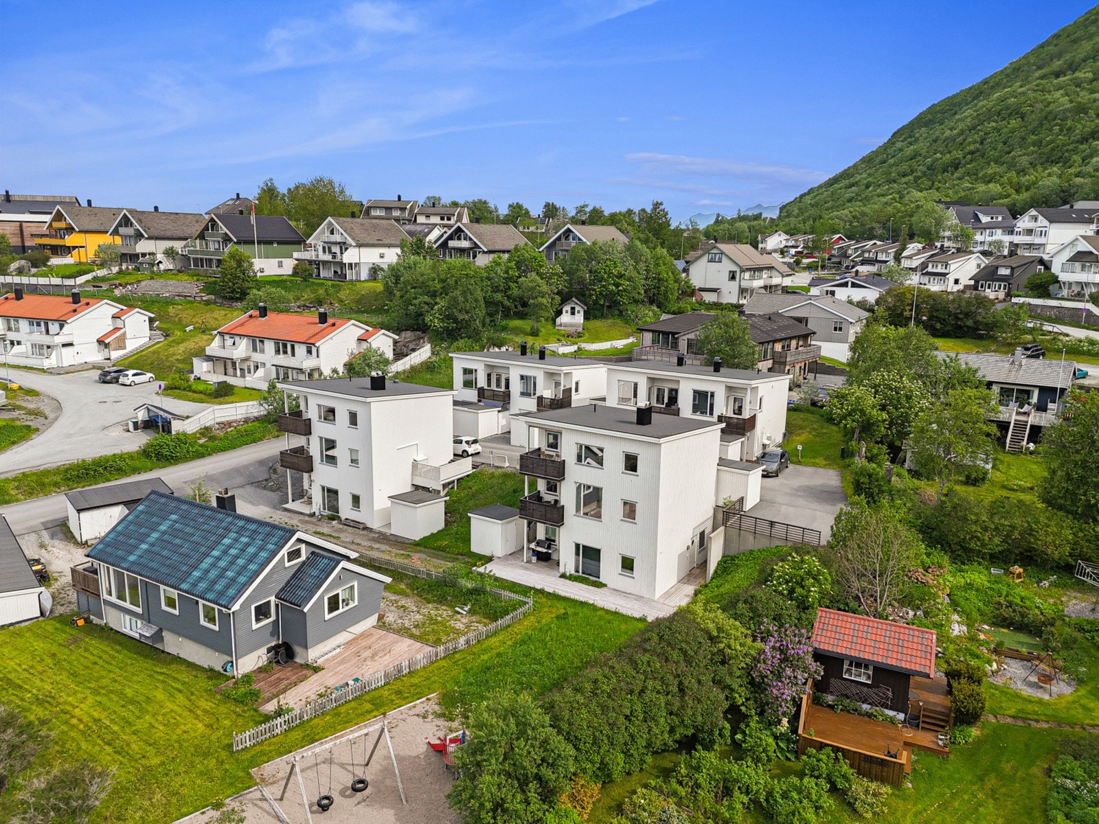 Boligen har stående bordkledning og taktekking av pappfolie. Galleribilde